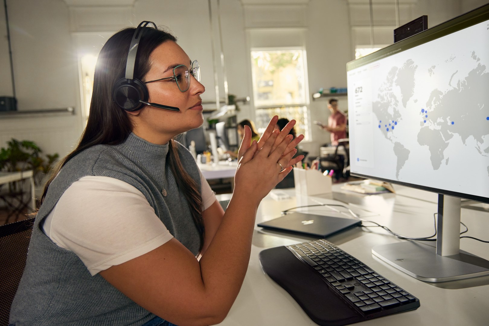 HP Poly Voyager Focus 2 Microsoft Teams Certified USB-C-C Headset +USB-C/A Adapter +Charging Stand - Afbeelding 2