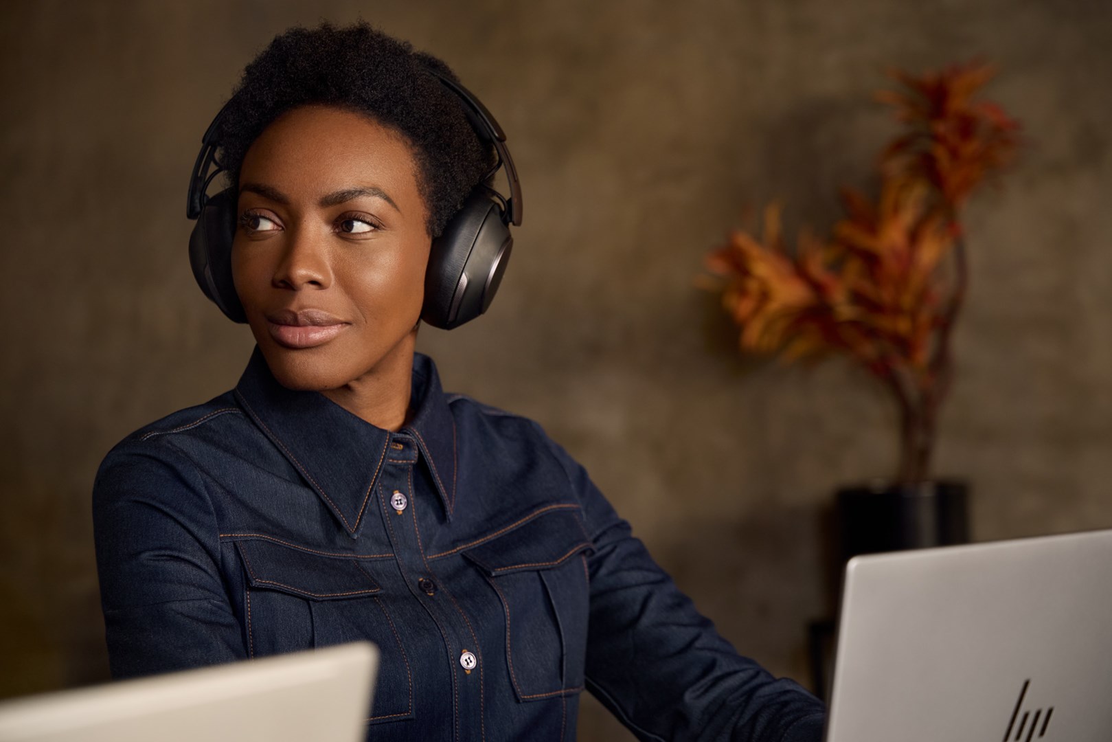 HP Poly Voyager Surround 80 UC USB-C Headset +USB-C/A Adapter - Afbeelding 5