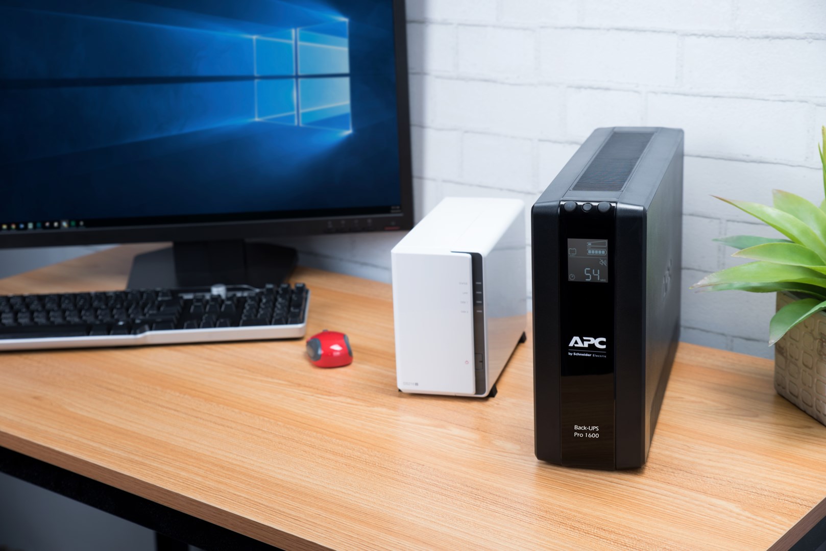 APC Back-UPS Pro, 1600VA/960W, Tower, 230V, 8x IEC C13 outlets, AVR, LCD, User Replaceable Battery - Afbeelding 6