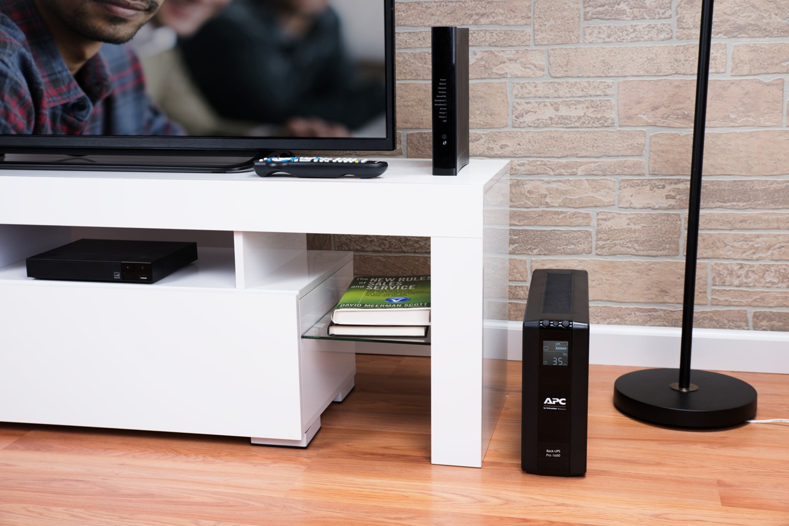 APC Back-UPS Pro, 1600VA/960W, Tower, 230V, 8x IEC C13 outlets, AVR, LCD, User Replaceable Battery - Afbeelding 5